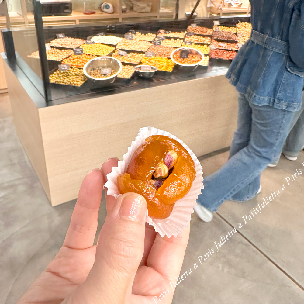レバノンのRIFAIリファイのアプリコットとブドウのドライフルーツのお菓子